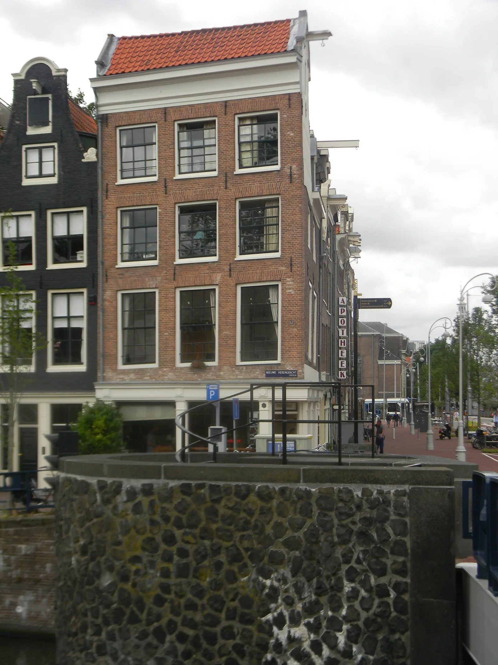 Coffeeshop De Overkant at Nieuwe Herengracht 71, archival photograph of the canal-corner storefront.