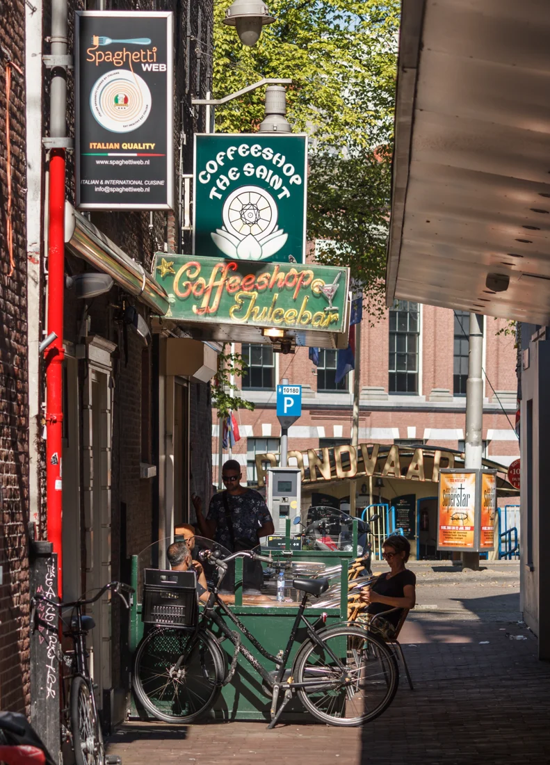 The Saint hanging sign on Regulierssteeg, viewed from Amstel in 2016.
